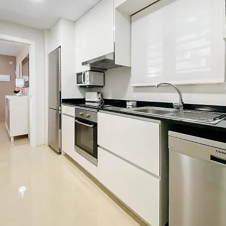 Crystal Modern Apt. - 1st Beach Line