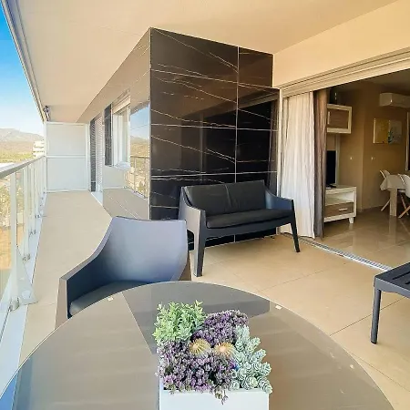 Crystal Modern Apt. - 1st Beach Line Apartment *